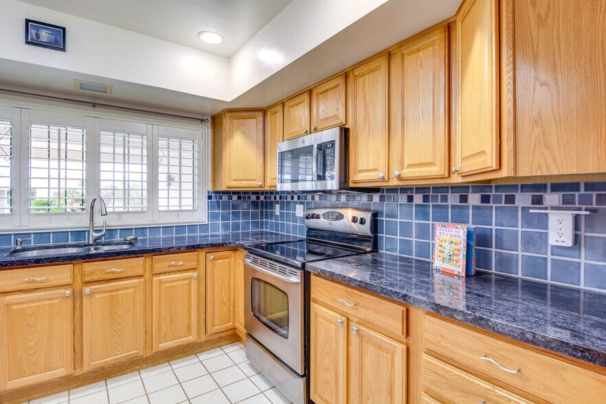 Building Photo - 5026 N Crestridge Dr