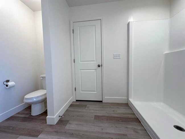 Building Photo - 225 950 E