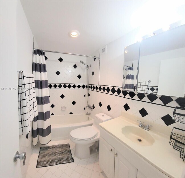 Building Photo - 400 Kings Point Dr