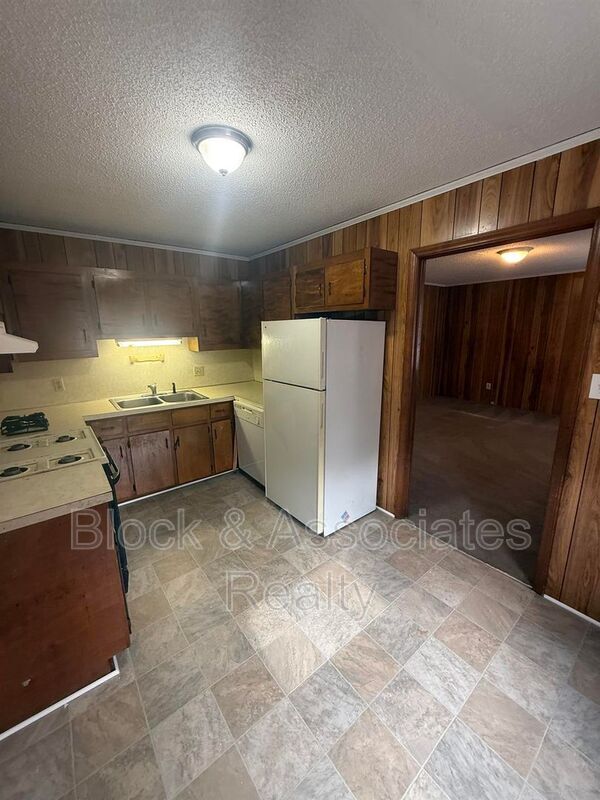 Building Photo - 242 Hughes St