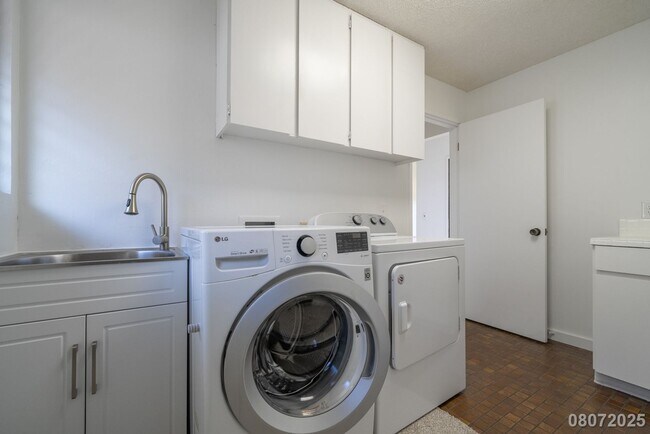 Building Photo - Newly Renovated 3 BD/2 BA Home with 2 Car ...