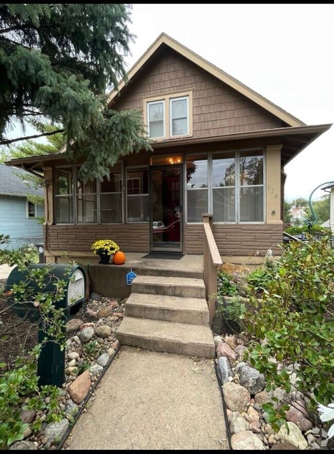 Building Photo - Beautiful 4 Bedroom Home Near Blackstone!