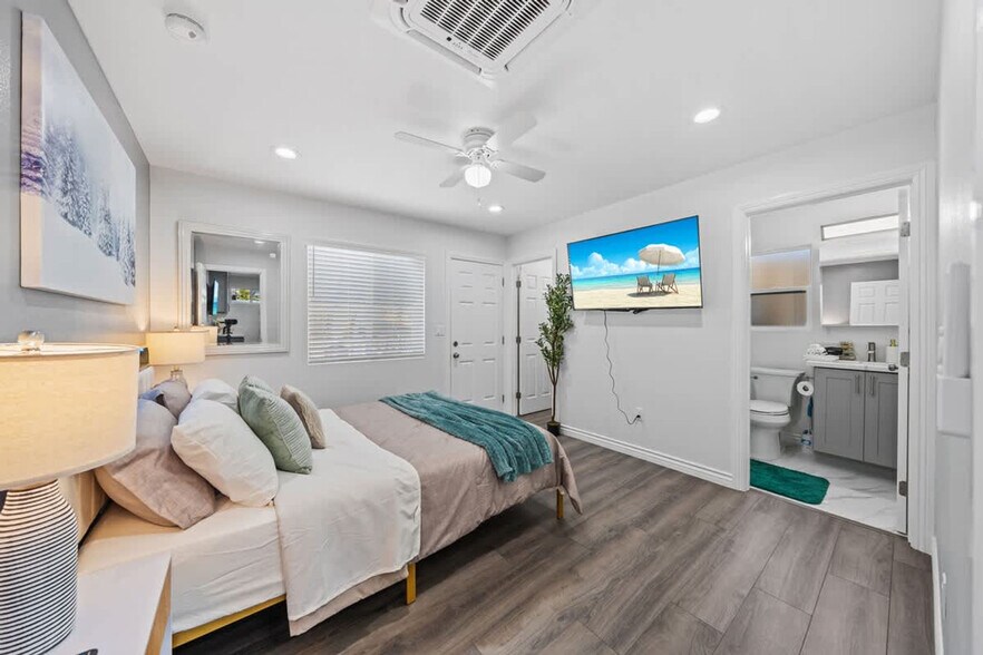 Building Photo - 10983 Parkdale Ave