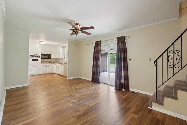 Building Photo - 8024 Regency Dr