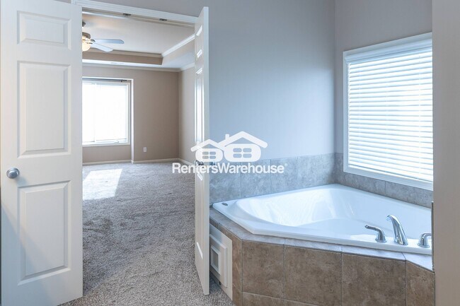 Building Photo - 5701 NE Hidden Meadow Dr