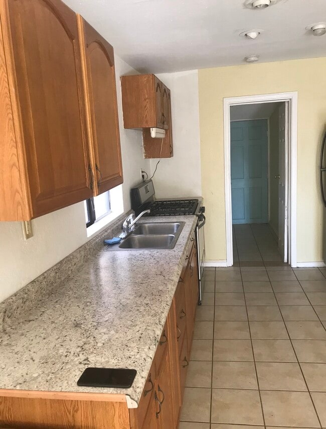 Building Photo - 106 E Vaughn Ave