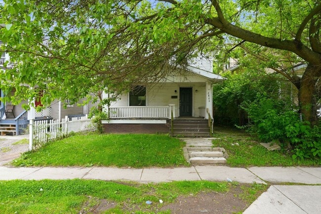 Building Photo - Freshly Updated 3BR Home