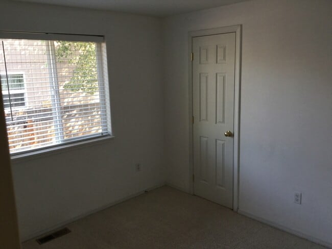 Building Photo - NE 3 Bdrm, 2 Bath, Gas Heat/Fireplace, Newer Carpet & Paint, Corner lot, Fenced Yard, DBL Garage