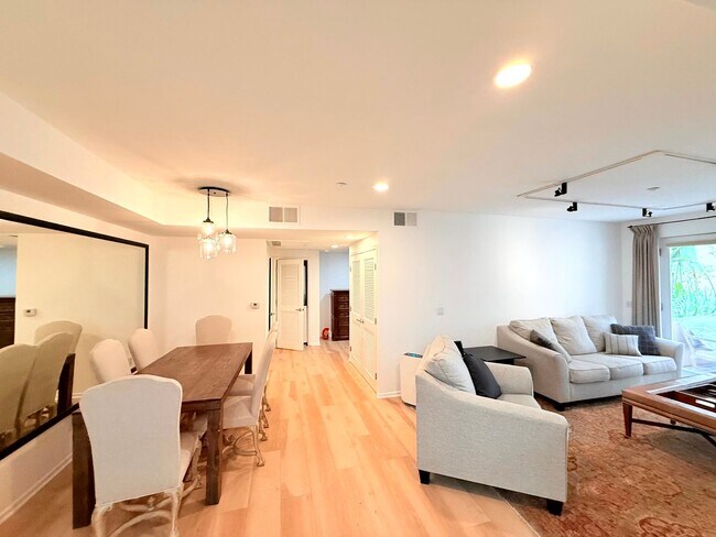 Building Photo - Fantastic 2 Bed 2 Bath Condo Partially Fur...