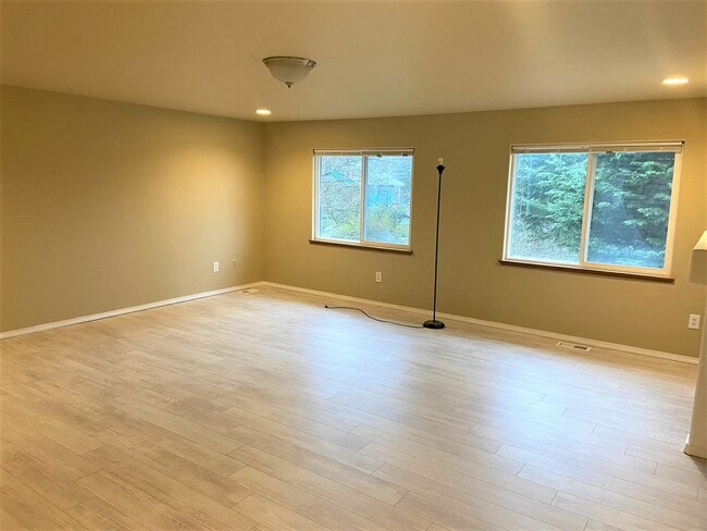 Building Photo - Spacious Four Bedroom in Great Location!