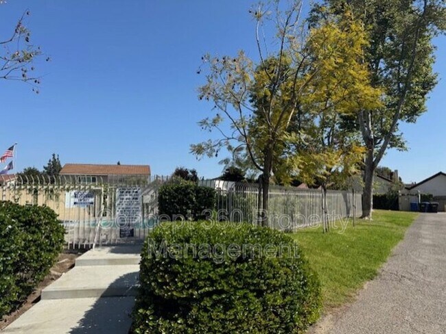 Building Photo - 13525 3/4-13524 Village Dr
