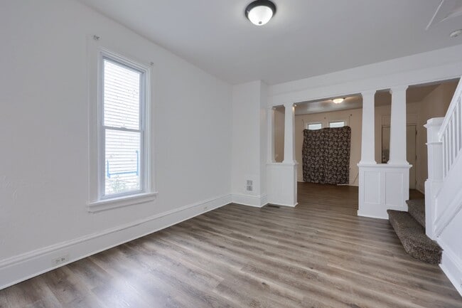 Building Photo - 5 bedroom 1.5 bath. Home available now.