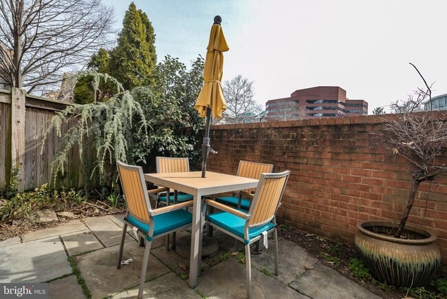 Building Photo - 1122 N Vernon St