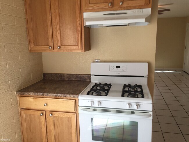 Building Photo - 2 br, 1 bath Duplex - 833 E Alice Ave Apt A