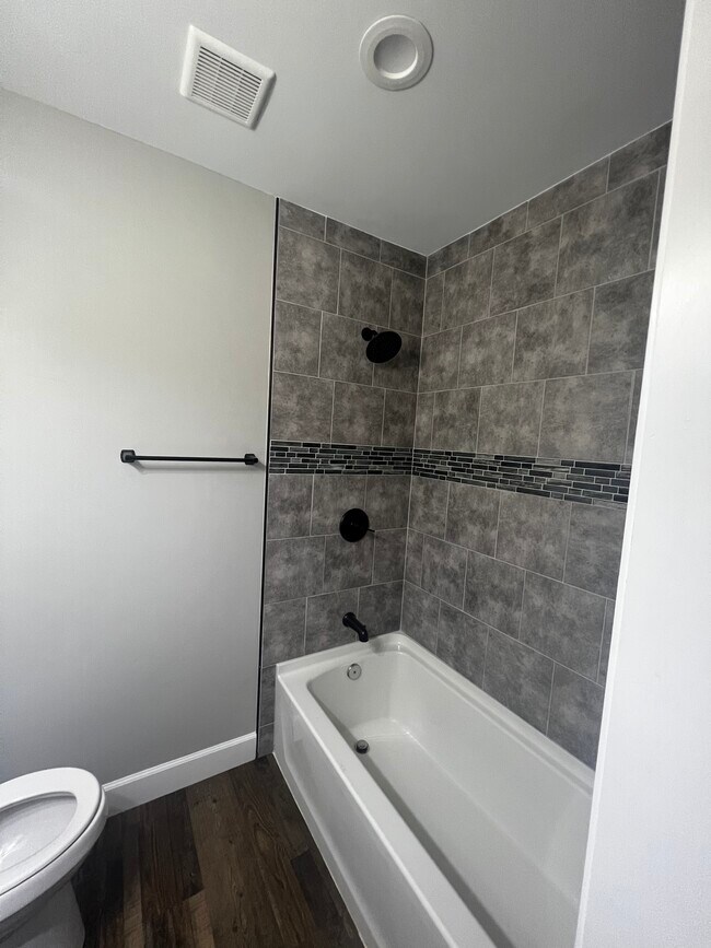 Bathroom 2 Tub/Shower - 4092 A Ave