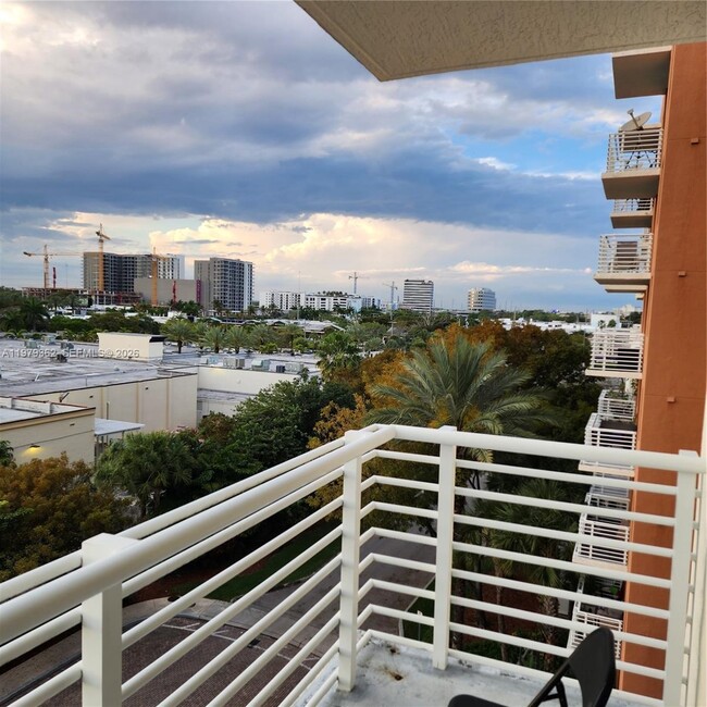 Building Photo - 2775 NE 187th St