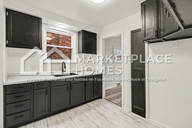 Building Photo - 11235 Roxbury St