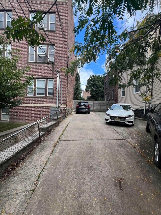 Building Photo - 907 Summit Ave
