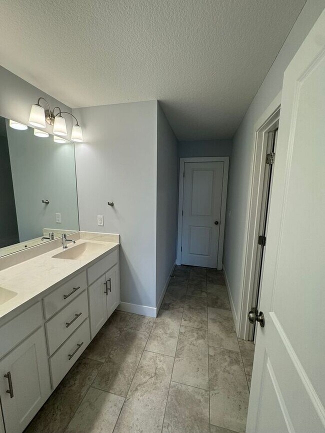 Building Photo - Luxury 5BR 4 BA Home w/ Pool and Clubhouse Access in GREAT location!