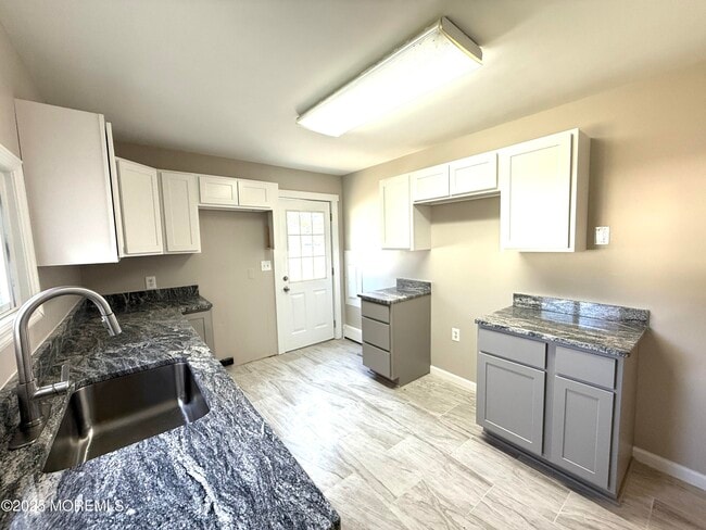 Building Photo - 410 Bay Way