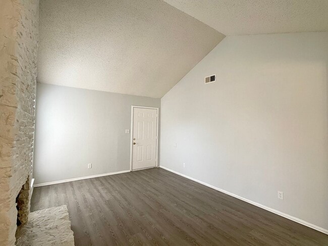 Building Photo - 2/1 Duplex in North Austin