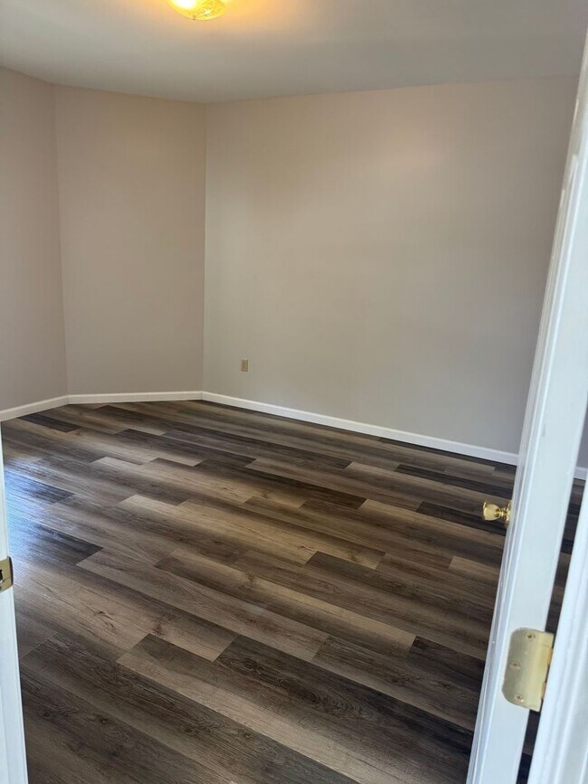 Building Photo - Modern 2 bedroom with office in West Sprin...