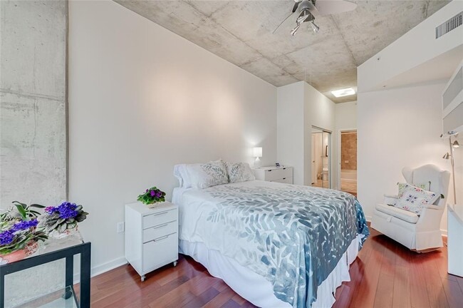 Building Photo - 360 Nueces St