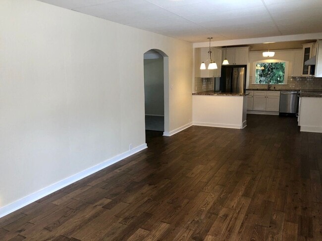 Building Photo - Remodeled 2 Bedroom 1 Bath Home in Downtow...