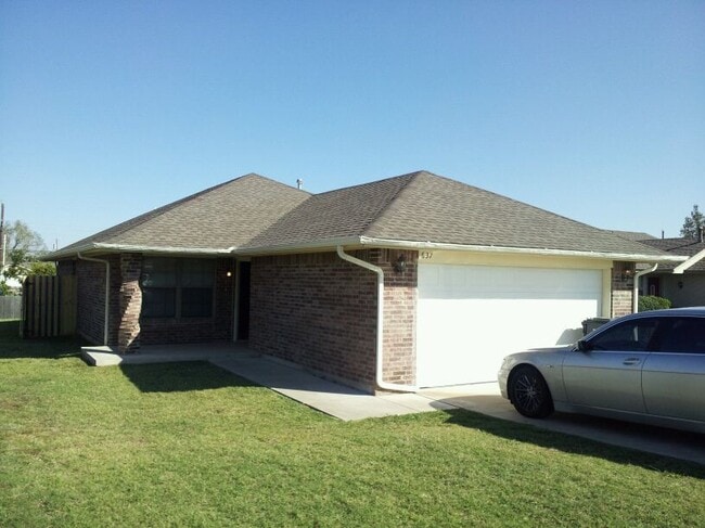Primary Photo - 3 BED 2 BATH 2 CAR GARAGE HOME- NW OKC