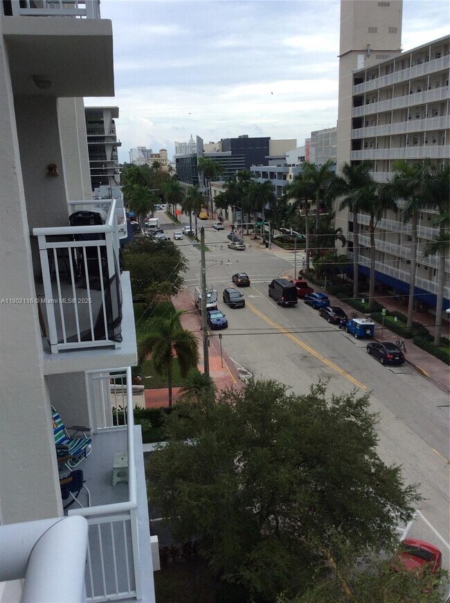 Building Photo - 1345 Lincoln Rd
