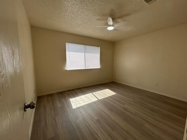 Building Photo - 521 Greenlawn Blvd