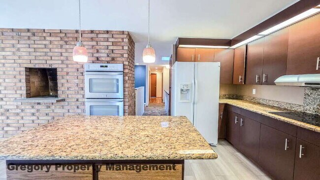 Building Photo - 10803 NE 111th Pl