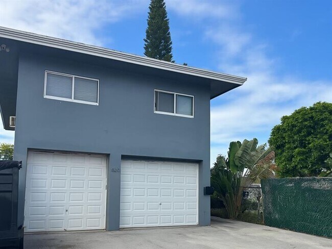 Building Photo - 530 NE 34th Ct