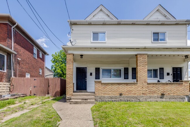 Building Photo - 2823 Cobden St