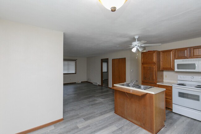 Building Photo - 3430 Holiday Ct