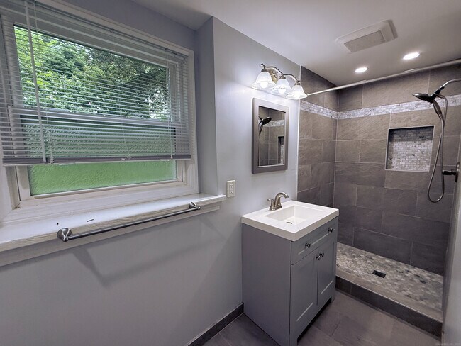 Building Photo - 182 Knoll Dr