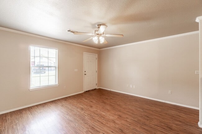 Building Photo - 2763 Oakview Rd