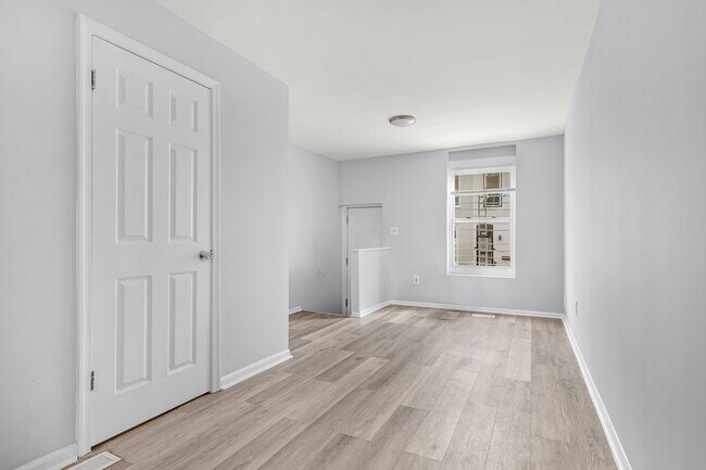 Building Photo - 2 Bedroom Rental In McElderry Park Vouchers Accepted and Poor Credit Considered