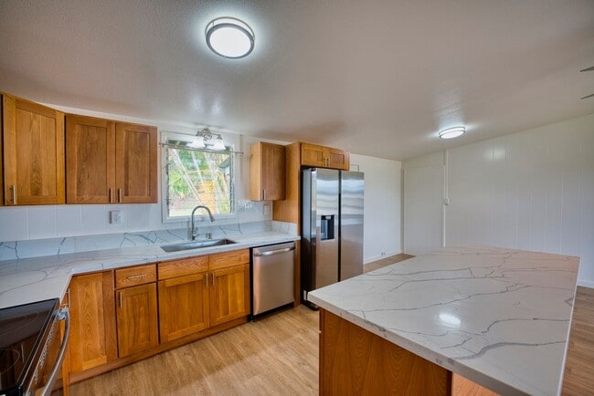 Building Photo - 3BD/2BA with extra living space new Kitche...
