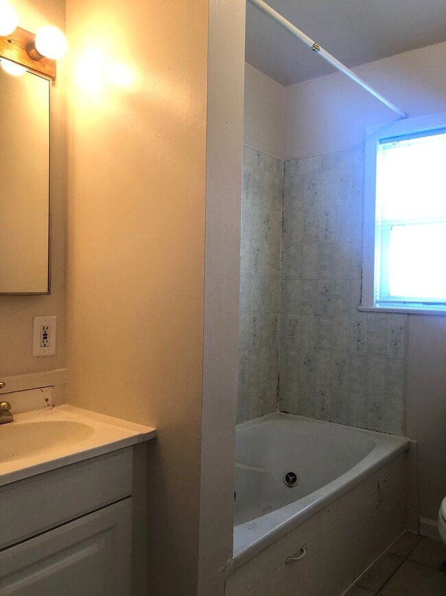 Building Photo - Charming home in center of town