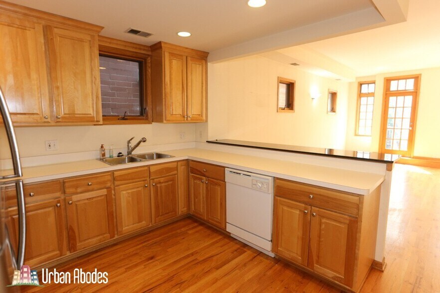 Building Photo - 824 W Buckingham Pl
