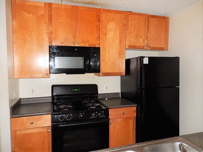Building Photo - Charming 1 Bedroom 1 Bathroom Condo In Much Sought After EOS-21