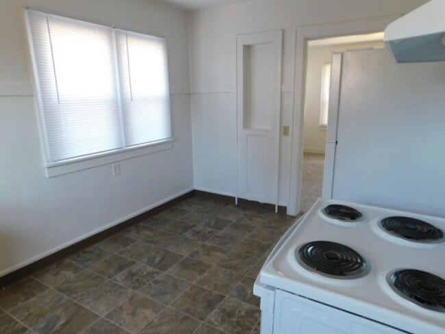 Building Photo - 4Bd/1Ba Two Story Home - For Viewing!