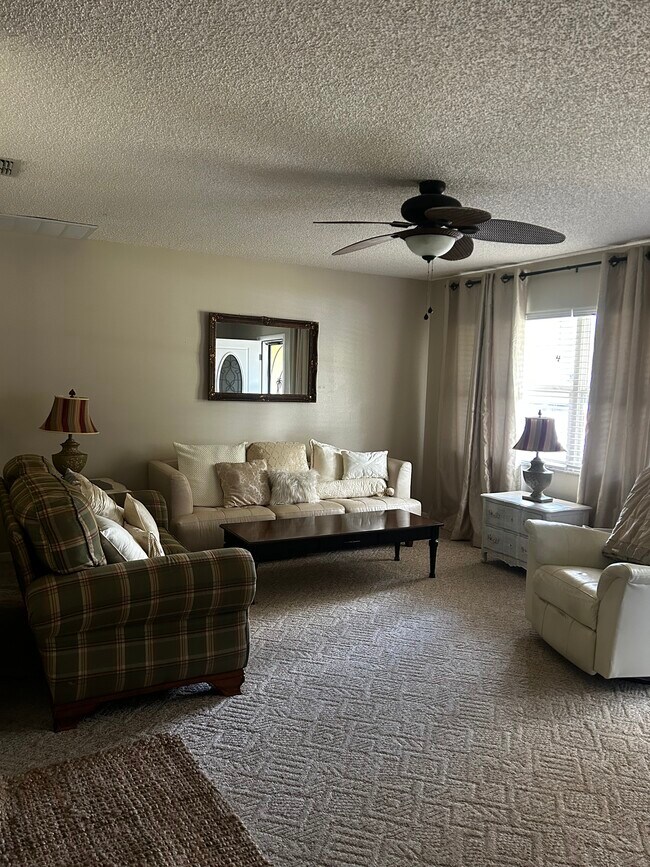 Building Photo - 1136 Peach Tree Dr