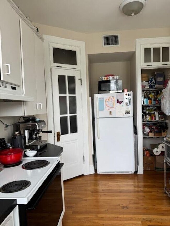 Building Photo - The Ritz