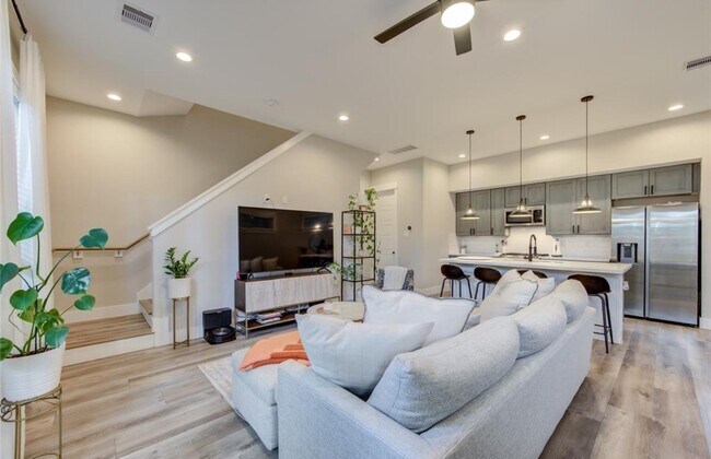 Building Photo - 704 Pinemont Cyn Ln