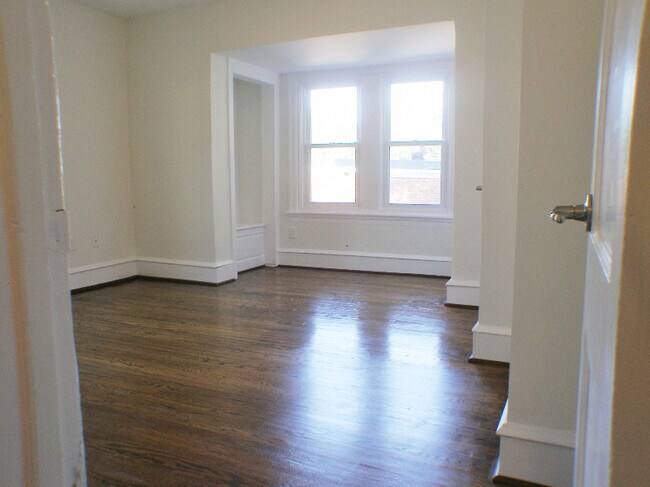 Building Photo - 550 E Washington Ln