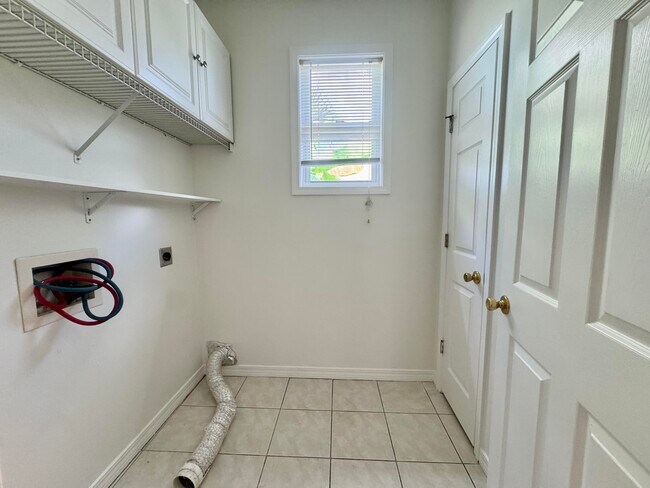 Building Photo - 418 White Heron Dr