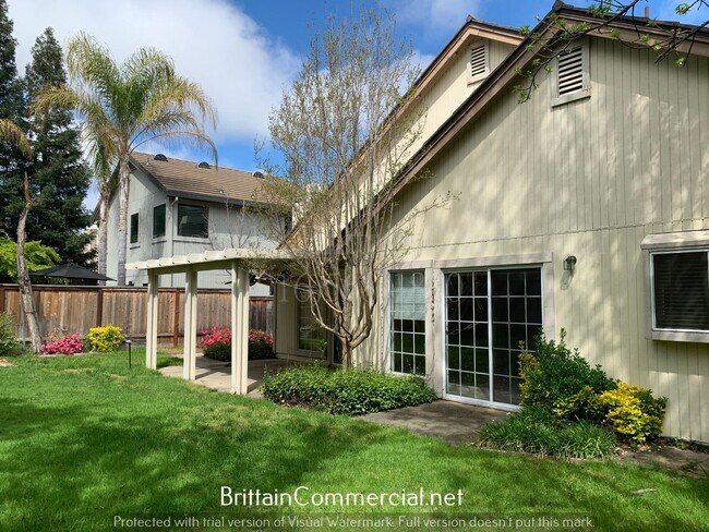 Building Photo - Gorgeous 3 Bedroom 2 Bath House at Courtsi...