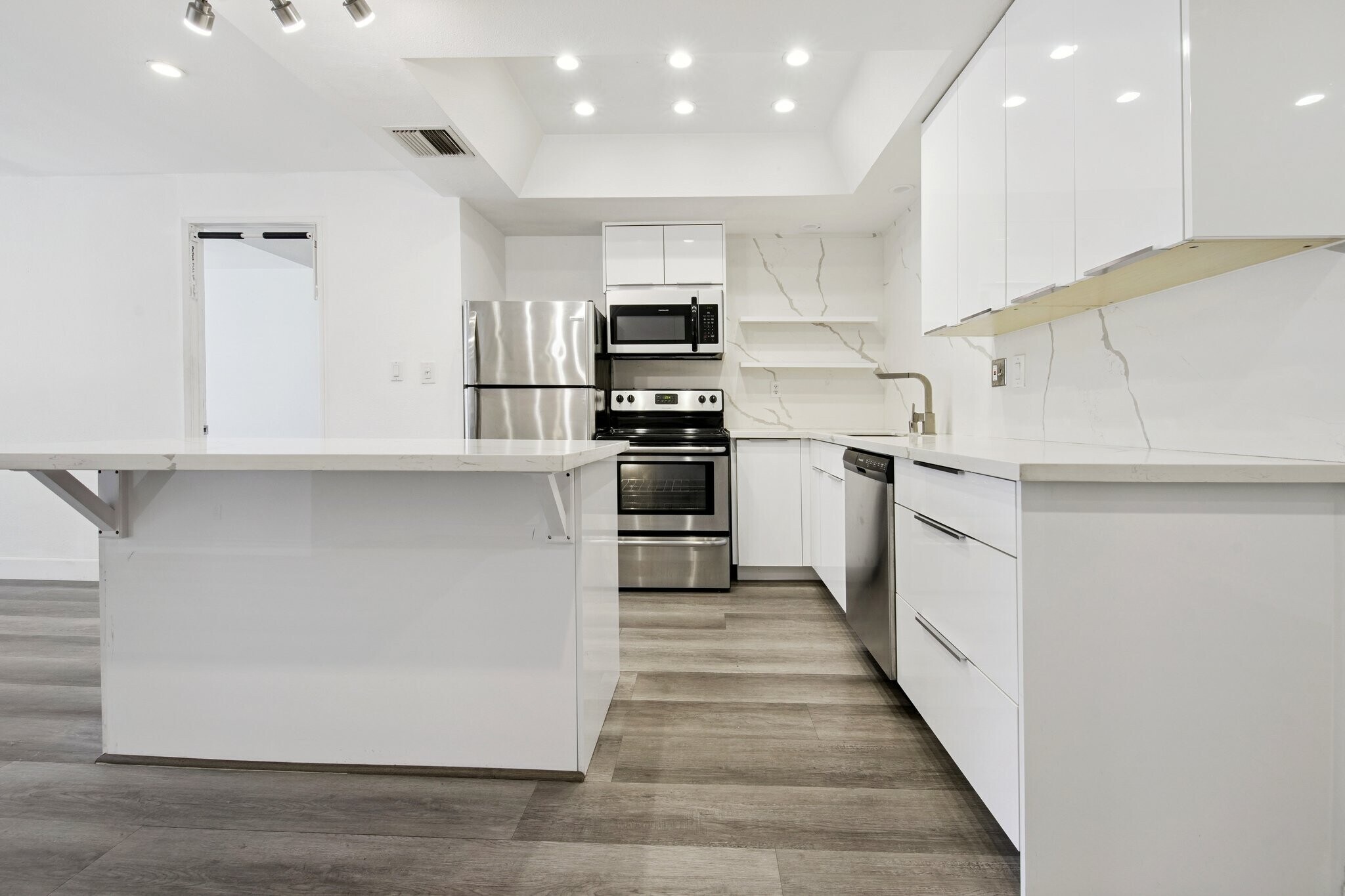 Building Photo - 321 S San Vicente Blvd